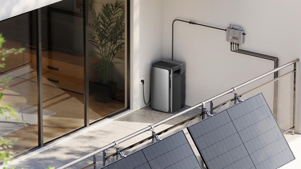 EcoFlow STREAM Komplettsystem mit Speicher, Wechselrichter und Solarpaneelen auf einem Balkon installiert