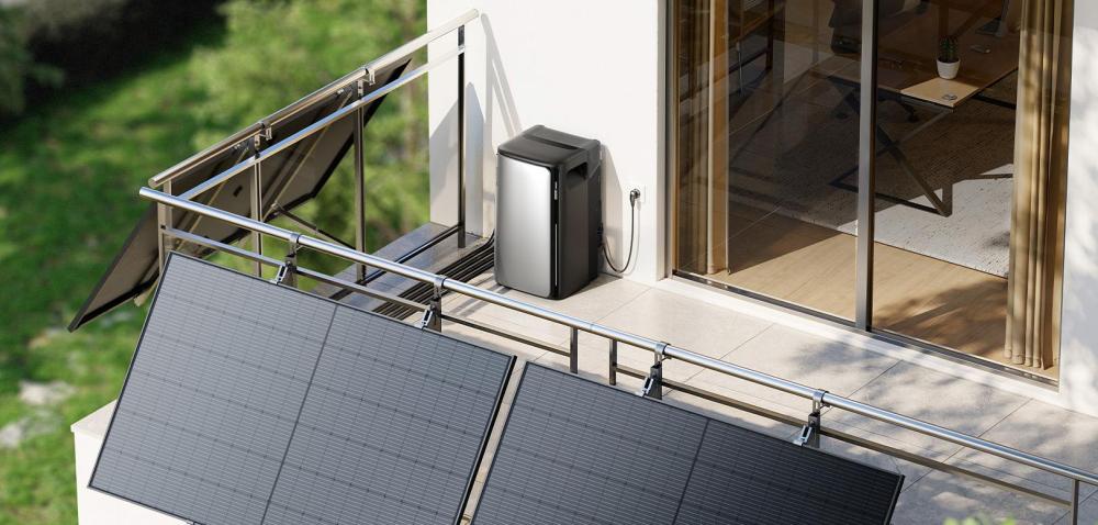 EcoFlow Stream als Stromspeicher eines Balkonkraftwerks auf einem modernen Balkon mit Solarpanels