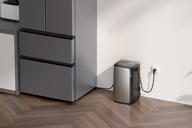 EcoFlow STREAM Ultra Batterie im Innenraum, angeschlossen an eine Haushaltssteckdose