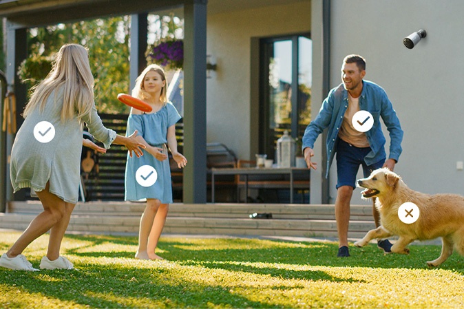 Überwachungskamera mit intelligenter Personenerkennung erkennt spielende Familie im Garten