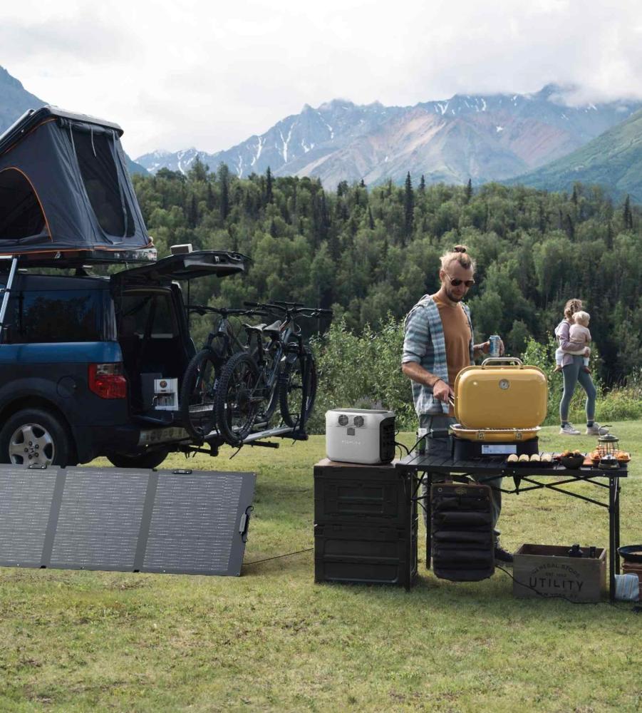 EcoFlow Powerstation und Solarpanel beim Camping Familie beim Camping mit EcoFlow Powerstation und Solarpanel. Mobile Stromversorgung outdoor, ideal für autarke Energie unterwegs.