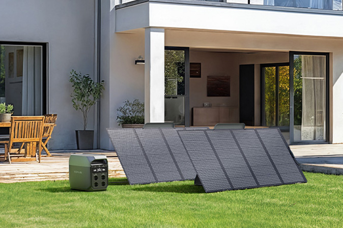 EcoFlow Powerstation mit tragbarem Solarpanel vor einem modernen Haus – ideal für Reisen oder als Backup bei Stromausfällen